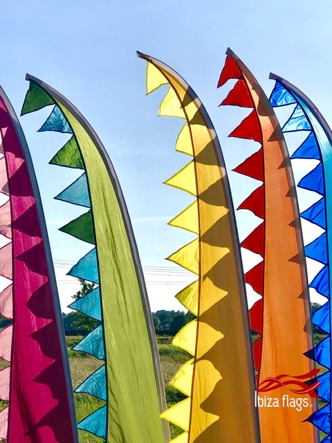 10 XL gekleurde festival vlaggen huren