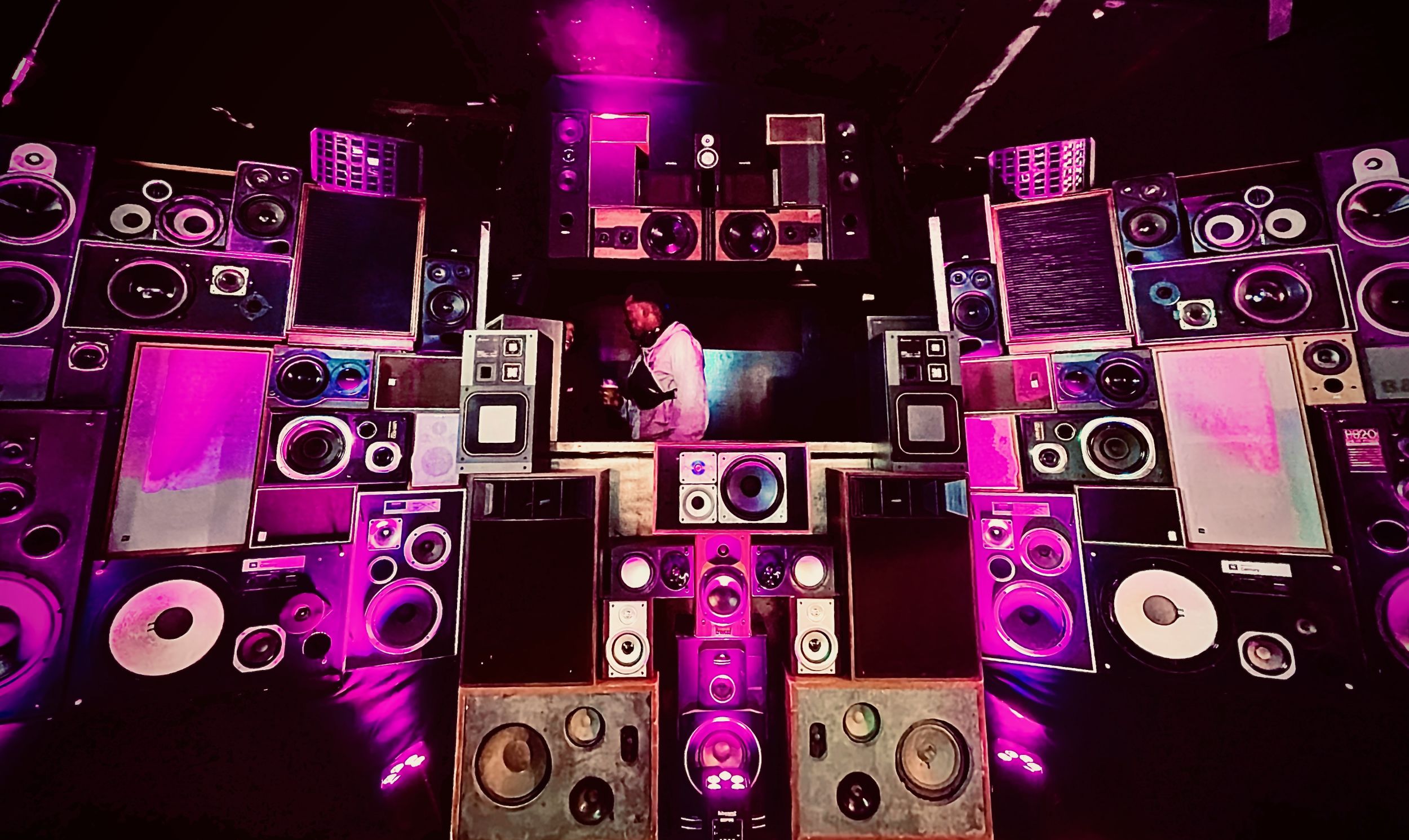Speaker wand - Tunnel - Photo/DJ-booth