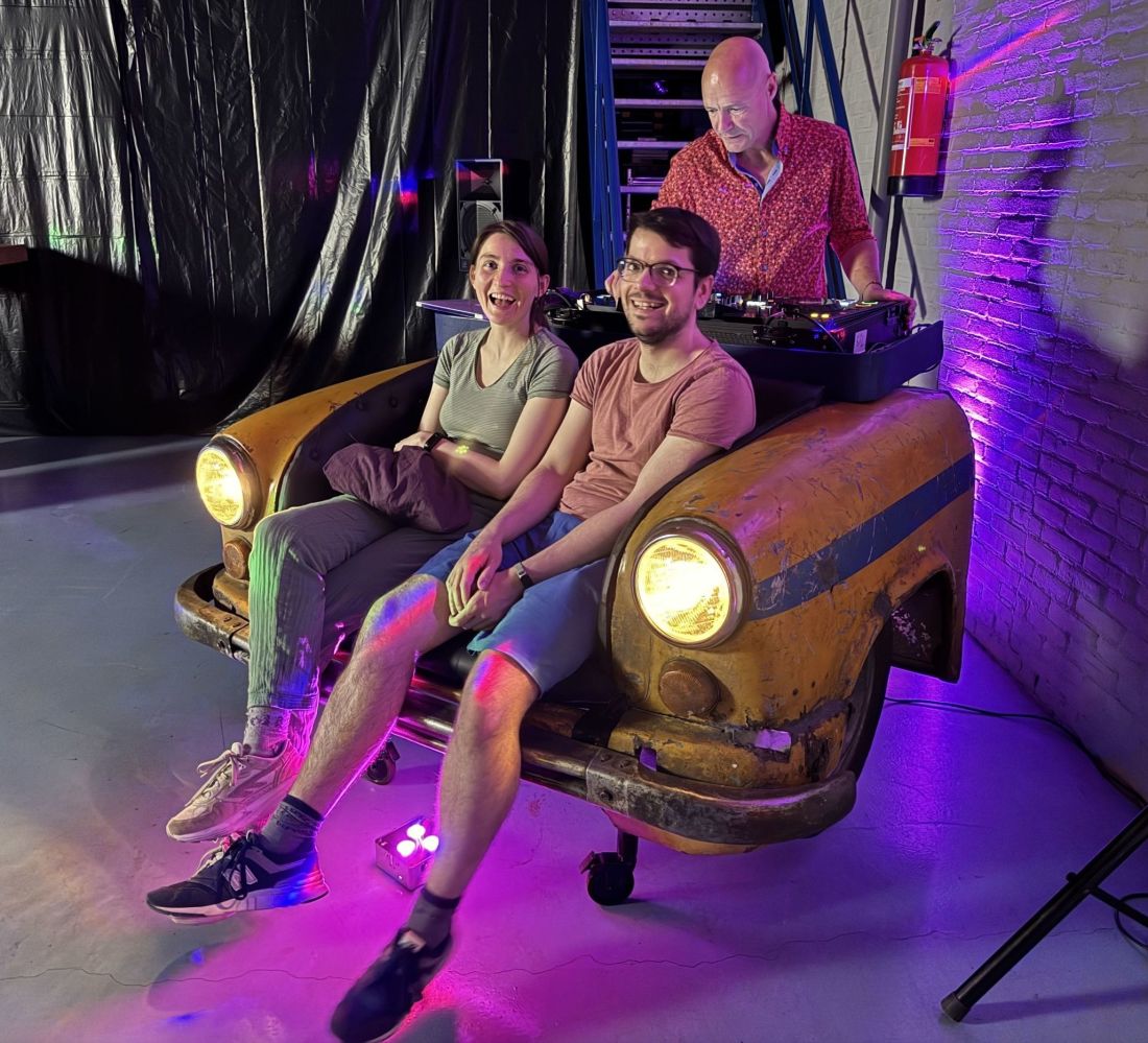 Indiase Taxi DJ Booth met bank