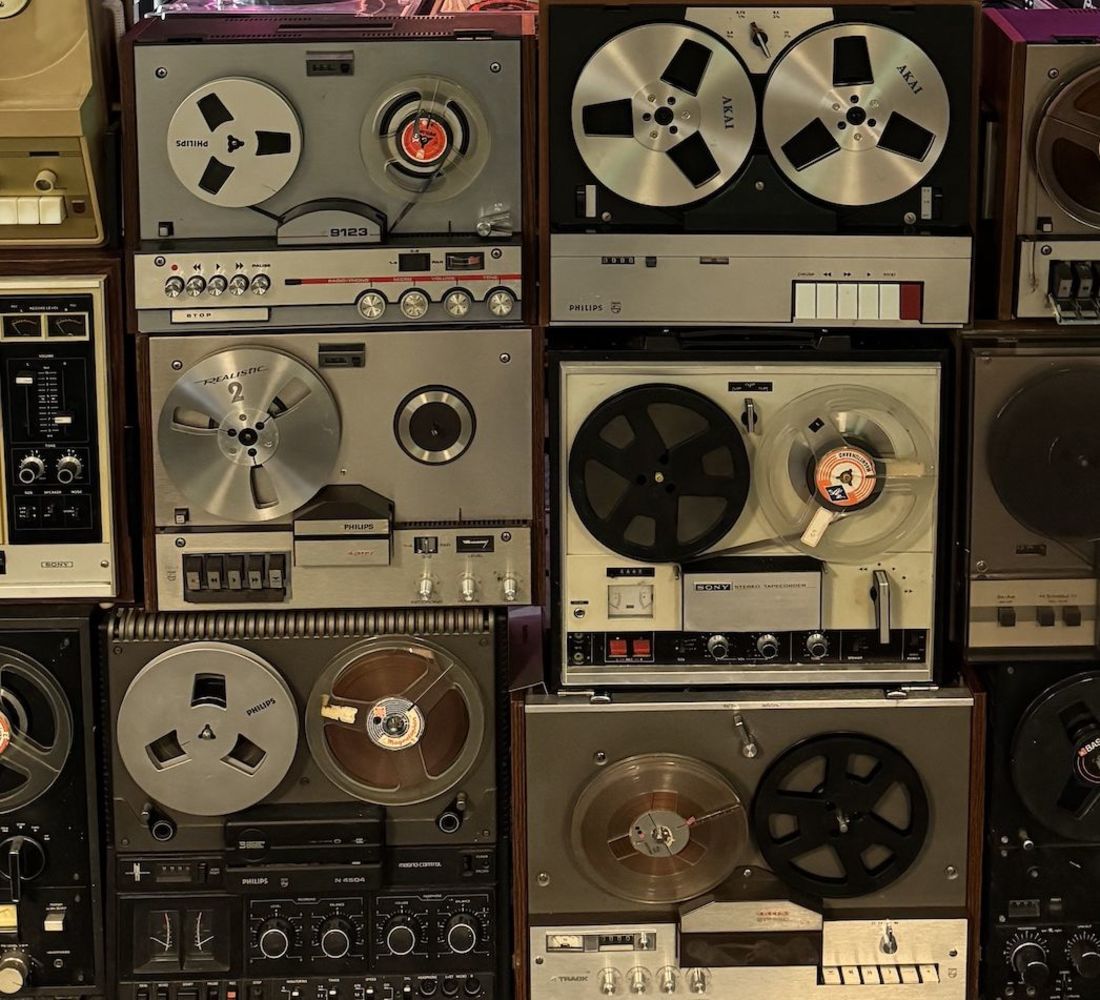 Vintage Bandrecorder DJ Booth