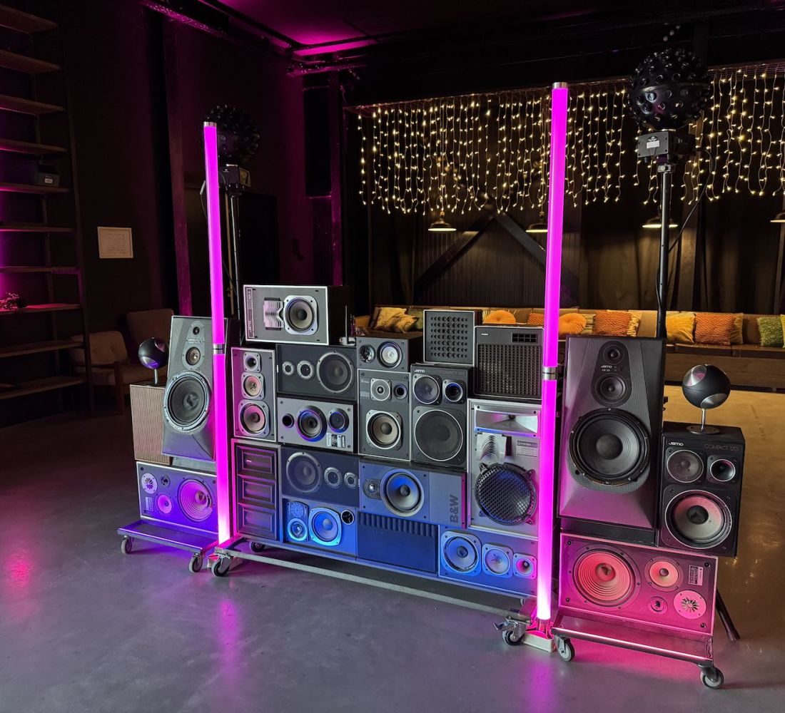 VIntage DJ Booth van Speakers